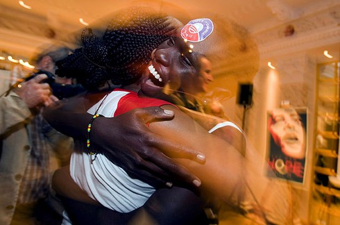 Muôn kiểu ăn mừng chiến thắng cho ông Obama của người dân thế giới - ảnh 11