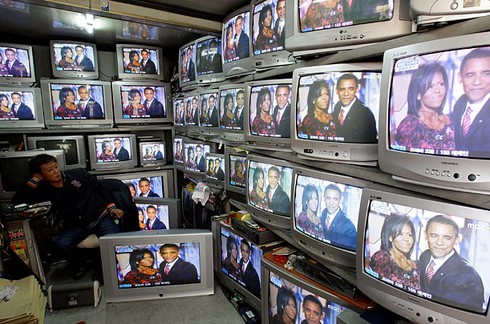 Muôn kiểu ăn mừng chiến thắng cho ông Obama của người dân thế giới - ảnh 13