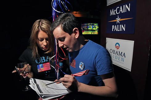 Muôn kiểu ăn mừng chiến thắng cho ông Obama của người dân thế giới - ảnh 14