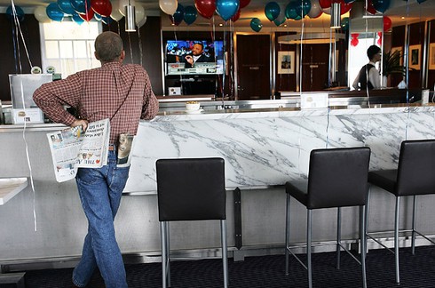 Muôn kiểu ăn mừng chiến thắng cho ông Obama của người dân thế giới - ảnh 16