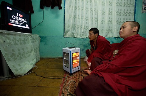 Muôn kiểu ăn mừng chiến thắng cho ông Obama của người dân thế giới - ảnh 17