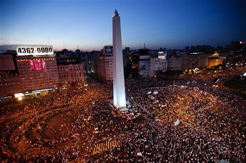 Hàng vạn người biểu tình phản đối chính phủ Argentina - ảnh 2