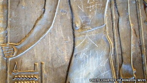 Du khách Trung Quốc lại bị chỉ trích vì vẽ bậy ở Ai Cập - ảnh 1