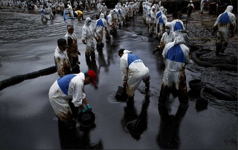 Chùm ảnh vụ tràn dầu nghiêm trọng ở khu du lịch Thái Lan - ảnh 1