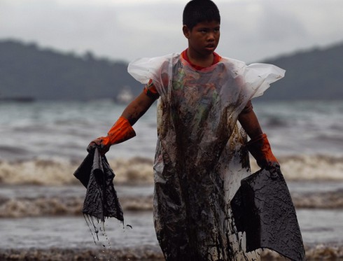 Chùm ảnh vụ tràn dầu nghiêm trọng ở khu du lịch Thái Lan - ảnh 3