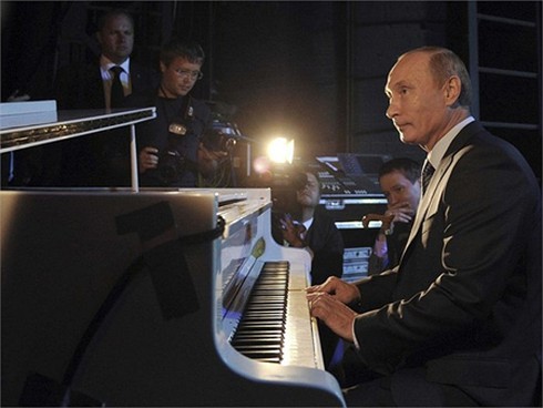 Chùm ảnh Tổng thống Nga Putin tự tin khoe ‘tài lẻ’ - ảnh 12
