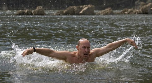 Chùm ảnh Tổng thống Nga Putin tự tin khoe ‘tài lẻ’ - ảnh 5