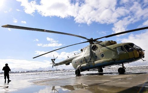 Indonesia: Máy bay quân sự nổ tung, 13 người chết - ảnh 1