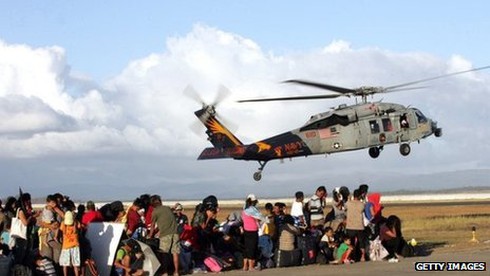 Hàng vạn người dân Philippines đã nhận được hàng cứu trợ - ảnh 2