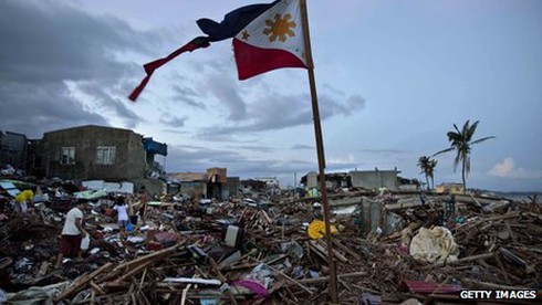 Hàng vạn người dân Philippines đã nhận được hàng cứu trợ - ảnh 3