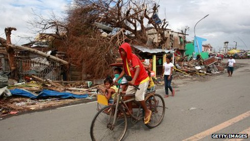 Hàng vạn người dân Philippines đã nhận được hàng cứu trợ - ảnh 5