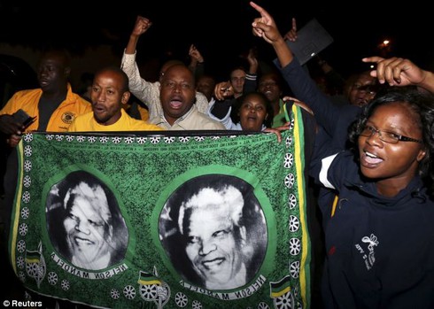Chùm ảnh người dân Nam Phi tiếc thương Nelson Mandela - ảnh 8