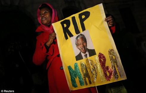 Chùm ảnh người dân Nam Phi tiếc thương Nelson Mandela - ảnh 18