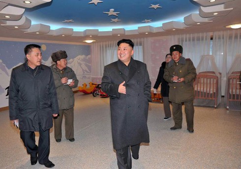 Kim Jong-un liên tục xuất hiện vui vẻ để làm gì? - ảnh 1
