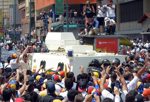 Venezuela: Lãnh đạo biểu tình đầu thú, căng thẳng gia tăng - ảnh 2
