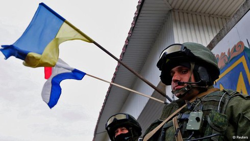 Binh sĩ Ukraine tại Crimea được phép sử dụng vũ khí - ảnh 1