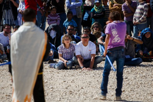 Syria: Những đứa trẻ tìm tiếng cười sau hàng rào thép gai - ảnh 4