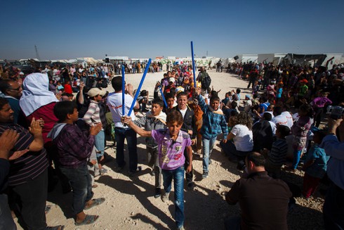 Syria: Những đứa trẻ tìm tiếng cười sau hàng rào thép gai - ảnh 5