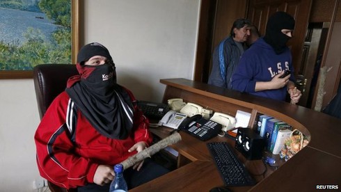 Video: Người biểu tình ào ào xông vào các tòa nhà chính quyền Luhansk - ảnh 4