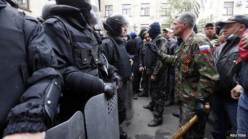 Video: Người biểu tình ào ào xông vào các tòa nhà chính quyền Luhansk - ảnh 5