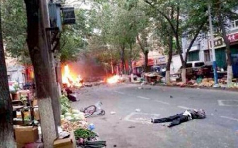 Trung Quốc bắt hàng trăm nghi phạm khủng bố ở Tân Cương - ảnh 1