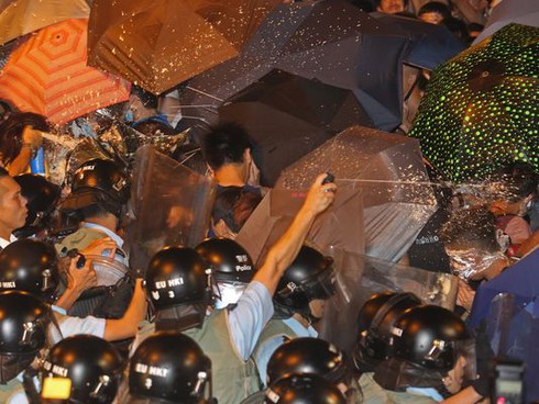 Hong Kong: Cảnh sát và sinh viên đụng độ trong biểu tình phản đối TQ - ảnh 1