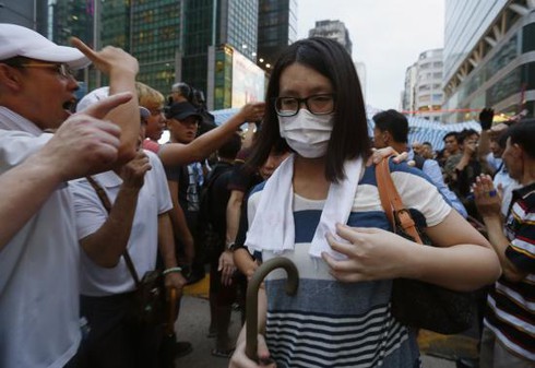 Hong Kong: Xuất hiện phe chống biểu tình, ẩu đả với sinh viên - ảnh 2