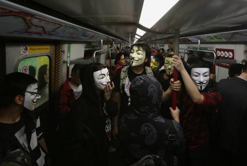 Hong Kong: Cảnh sát và người biểu tình lại đối đầu - ảnh 1