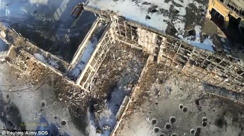 Hình ảnh mới nhất về sân bay Donetsk từ trên cao - ảnh 1