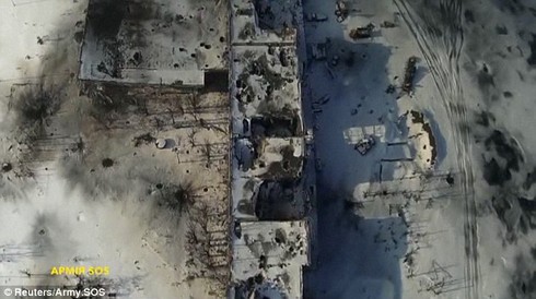 Hình ảnh mới nhất về sân bay Donetsk từ trên cao - ảnh 2