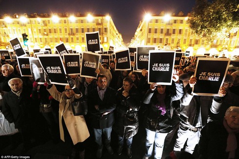 Cựu quan chức Pakistan treo thưởng 200.000 USD giết chủ Charlie Hebdo - ảnh 1