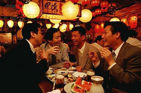 Mặc đồ lót đỏ, hôn nhau đêm giao thừa để cầu may năm mới - ảnh 2