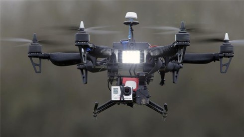 Pháp: Xuất hiện nhiều máy bay lạ trên bầu trời Paris - ảnh 1