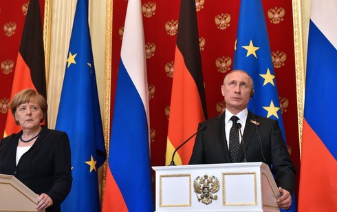 Tới Nga, bà Merkel 'mặt lạnh' với ông Putin vì Ukraine - ảnh 1