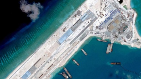 Báo Úc: Trung Quốc đưa vũ khí ra đảo nhân tạo ở Biển Đông? - ảnh 1