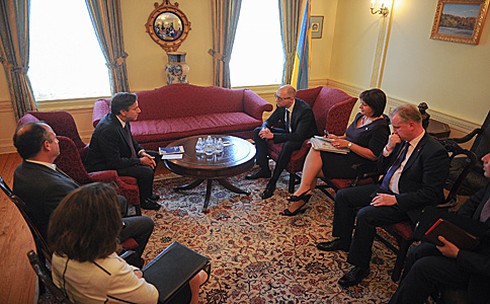 Thăm Mỹ 3 ngày, Thủ tướng Ukraine không được gặp ông Obama? - ảnh 1