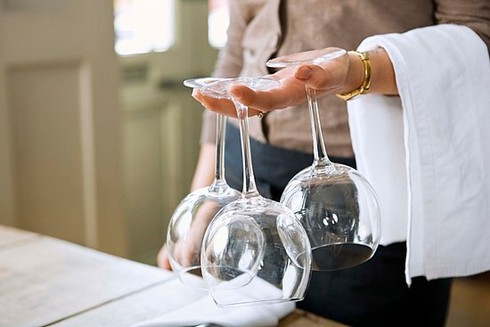 Cách làm sạch bóng ly hay cốc thủy tinh bị ố - ảnh 1