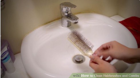 Cách làm sạch lược chải tóc cực nhanh và đơn giản - ảnh 1