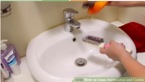 Cách làm sạch lược chải tóc cực nhanh và đơn giản - ảnh 2