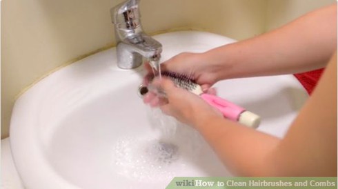 Cách làm sạch lược chải tóc cực nhanh và đơn giản - ảnh 3