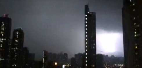 Hơn 10.000 tia sét đánh xuống Hong Kong chỉ trong 12 giờ - ảnh 1