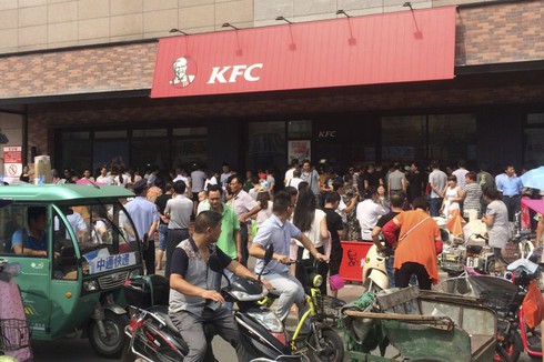 Dân TQ kêu gọi đập iPhone, tẩy chay KFC sau phán quyết của PCA - ảnh 1