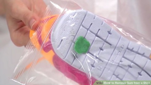 Cách tẩy bã kẹo cao su dính trên quần áo, giày dép - ảnh 1