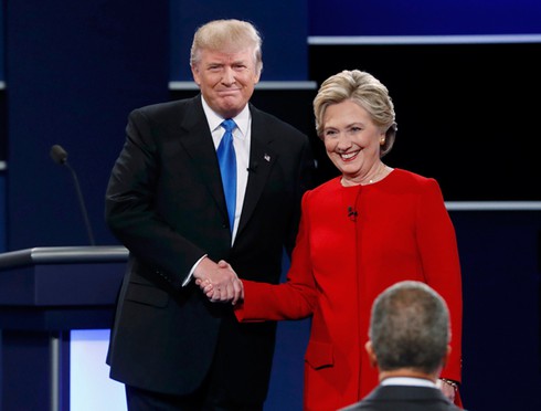 Tranh luận bầu cử Mỹ: Bà Clinton lúng túng khi bị ông Trump “cướp lời” - ảnh 1