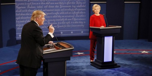 Tranh luận bầu cử Mỹ: Bà Clinton lúng túng khi bị ông Trump “cướp lời” - ảnh 2