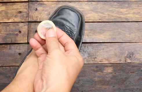 Những công dụng “bá đạo” của bao cao su - ảnh 4