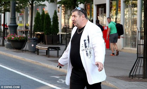 Video: Thị trưởng lái xe bọc thép cán nát ô tô đỗ sai quy định - ảnh 2