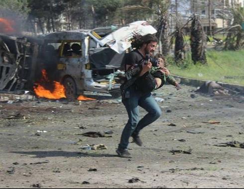 Nhà báo quỳ khóc nức nở bên thi thể em bé chết vì bom ở Syria - ảnh 1
