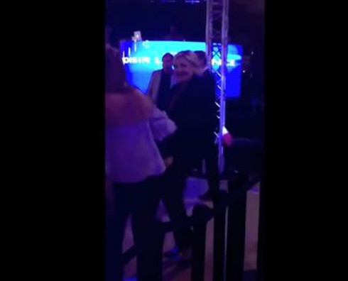 Video bà Le Pen nhảy vui vẻ sau khi thất cử - ảnh 1