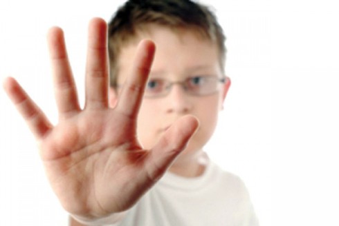 Đừng dạy trẻ không được nói chuyện với người lạ! - ảnh 1